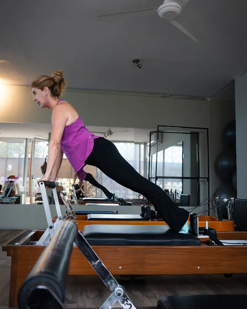 Alumna en plancha sobre el Reformer