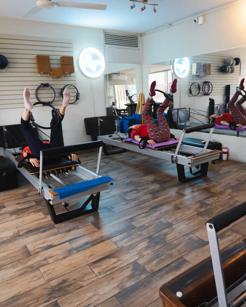 Clase grupal de Pilates Reformer en Kaya
